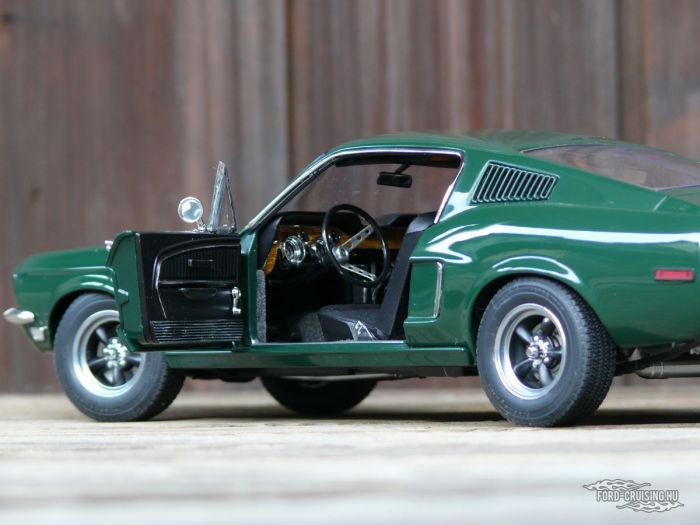 Ford Mustang GT390 Fastback (Bullitt nyomozó kocsija), 1967

Gyártó: AUTOart, 1:18
