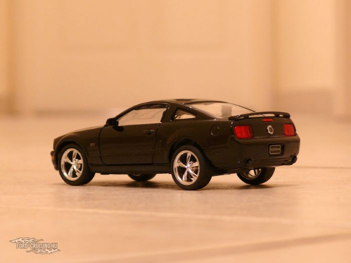 Ford Mustang GT, 2006

Gyártó: Kinsmart, 1:38
