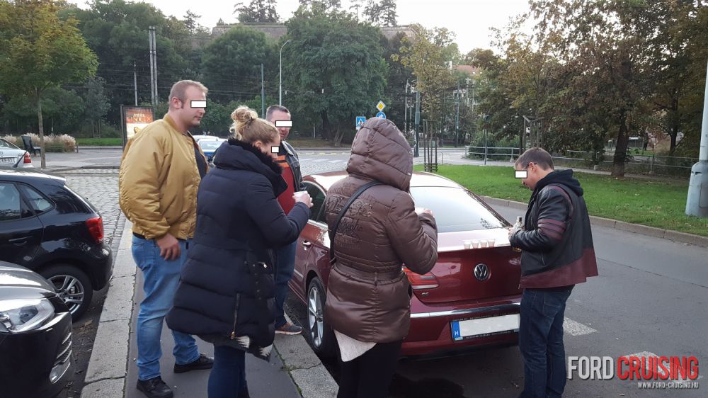 Teázás a Prágai őszben
A fényképész természetesen nem vett részt a képen látható tevékenységben!
Nem is értem, hogy kié lehet a negyedik pohár. ;)
A képen szereplő személyek mindannyian fiatal korúak, ezért a személyiségi jogokat
szem előtt tartva kitakartam az arcukat. :)

Fotó: Silver Ghia
